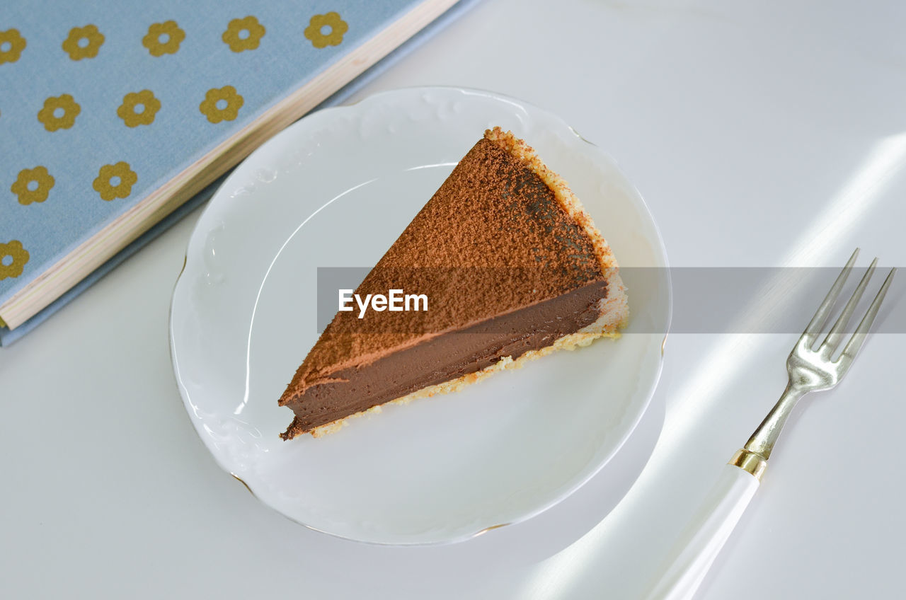 HIGH ANGLE VIEW OF CAKE SLICE ON PLATE