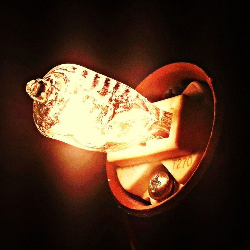 CLOSE-UP OF LIGHT BULB