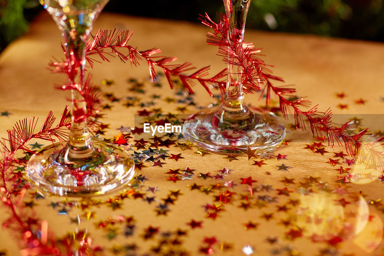 CLOSE-UP OF CHRISTMAS ORNAMENT ON TABLE