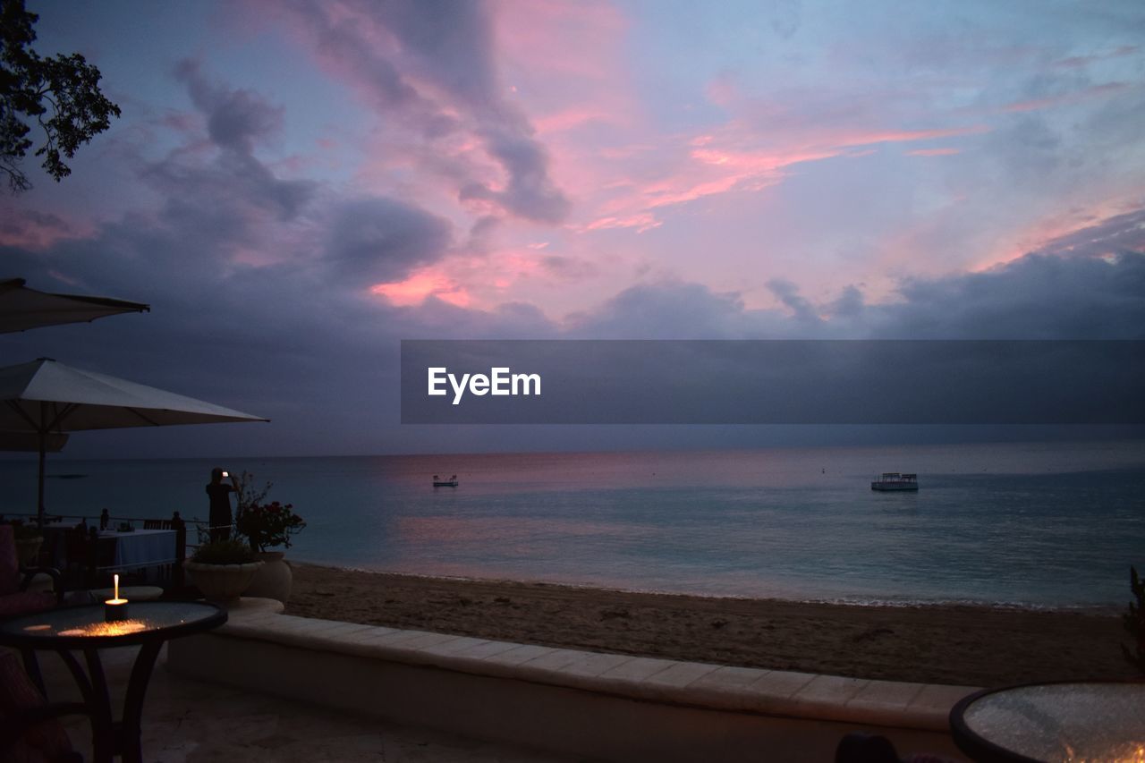 SCENIC VIEW OF SEA AGAINST SUNSET SKY