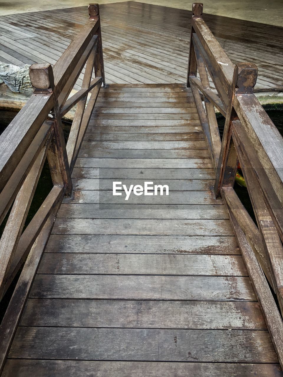 HIGH ANGLE VIEW OF WOODEN BOARDWALK LEADING TO SURFACE