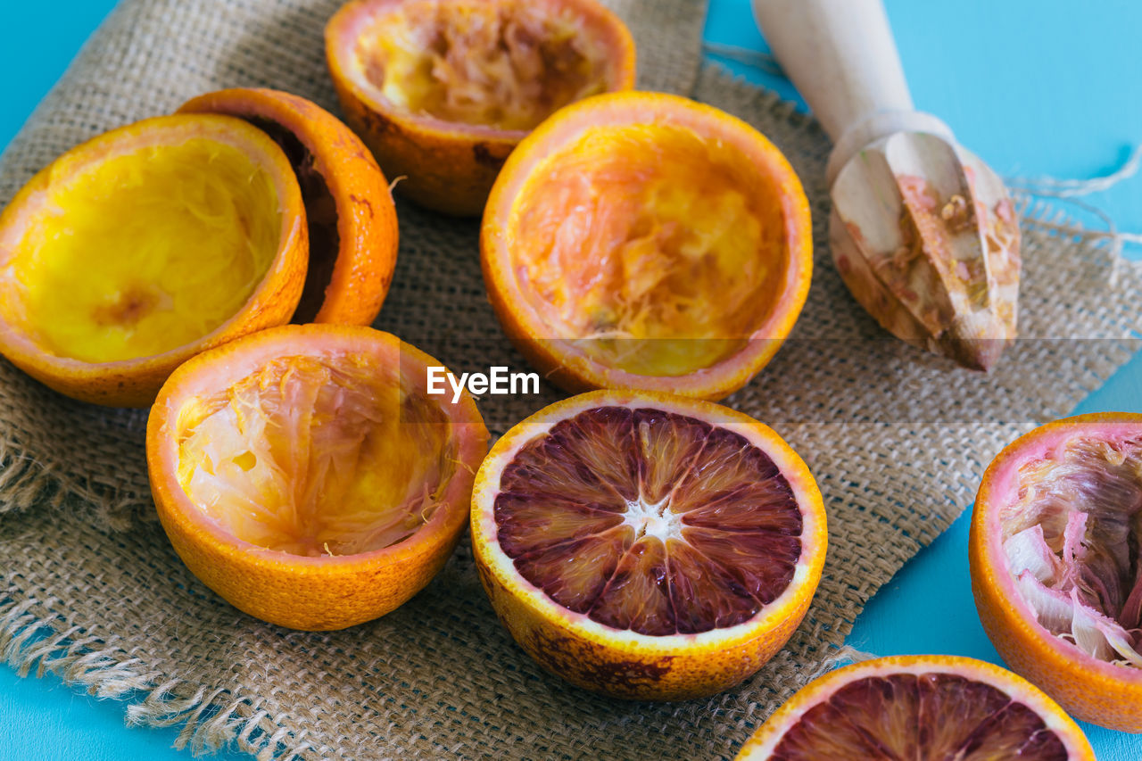 HIGH ANGLE VIEW OF ORANGES ON TABLE