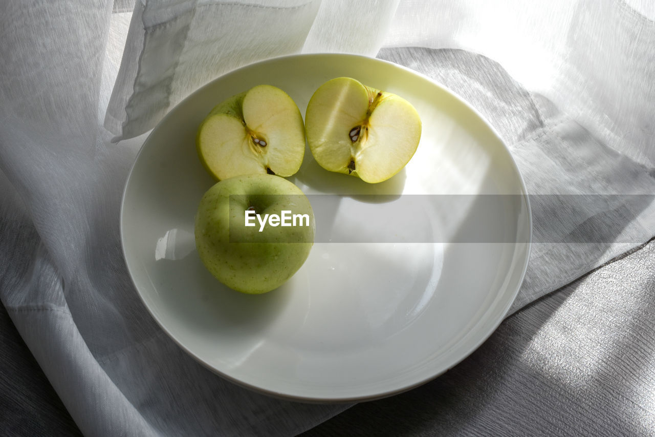 HIGH ANGLE VIEW OF APPLE FRUITS IN PLATE