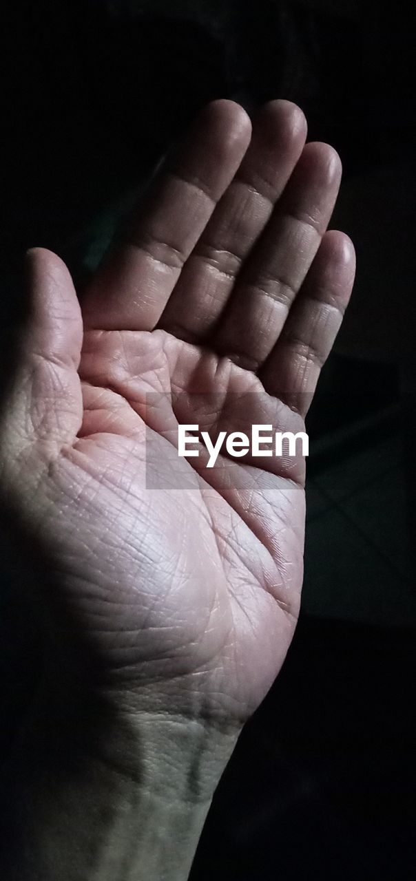 CLOSE-UP OF HUMAN HAND