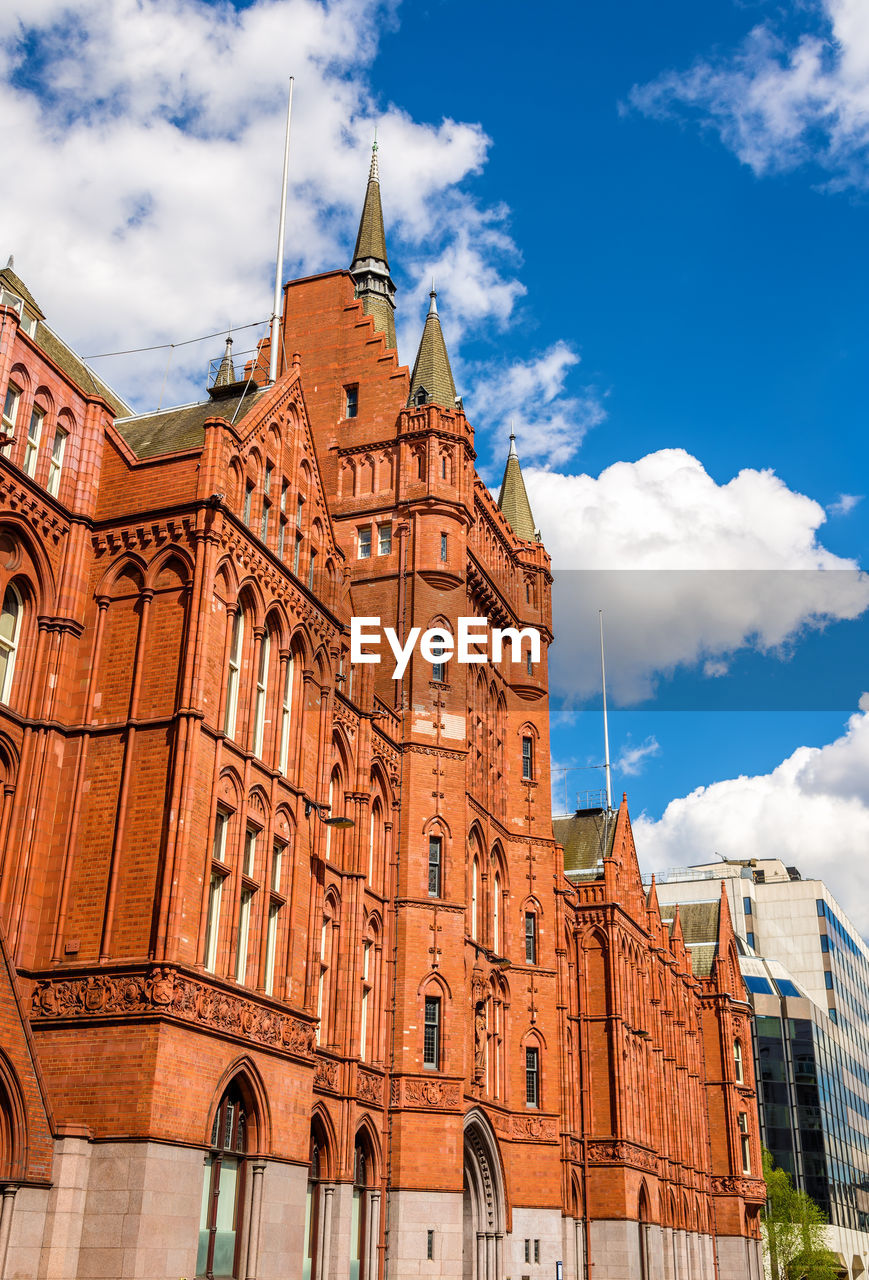 LOW ANGLE VIEW OF BUILDING AGAINST SKY