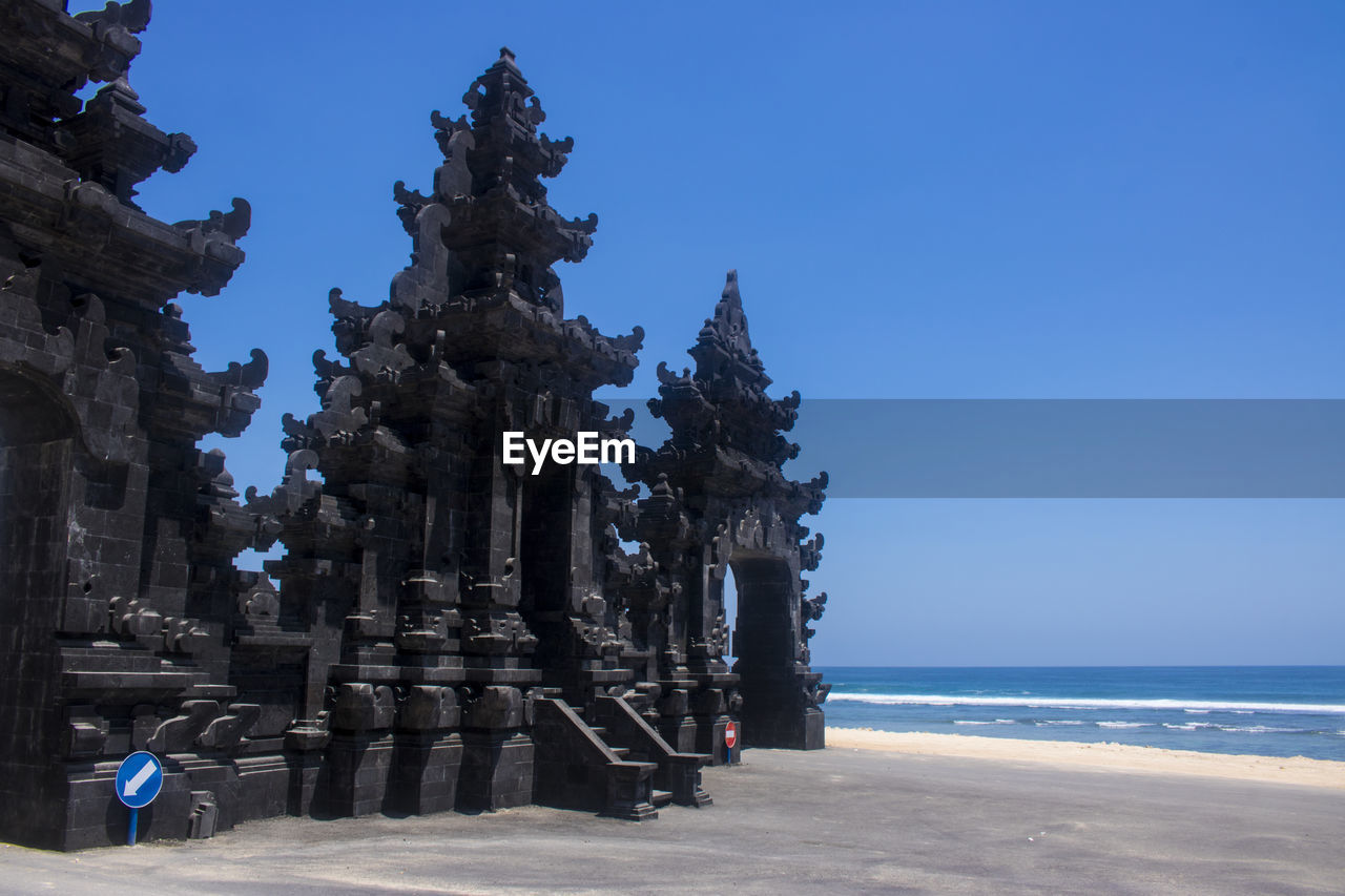 STATUE IN FRONT OF SEA