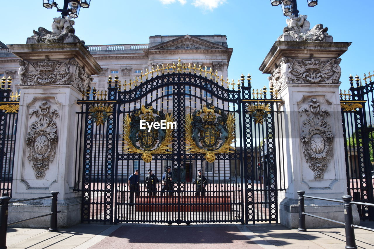 Low angle view of historical building
buckingham palace