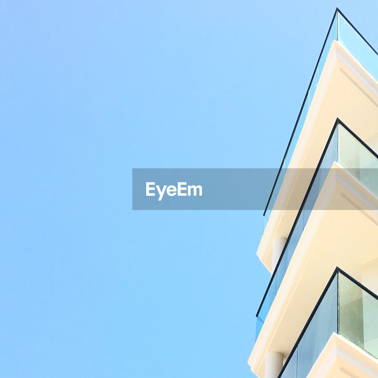 LOW ANGLE VIEW OF BUILT STRUCTURE AGAINST BLUE SKY