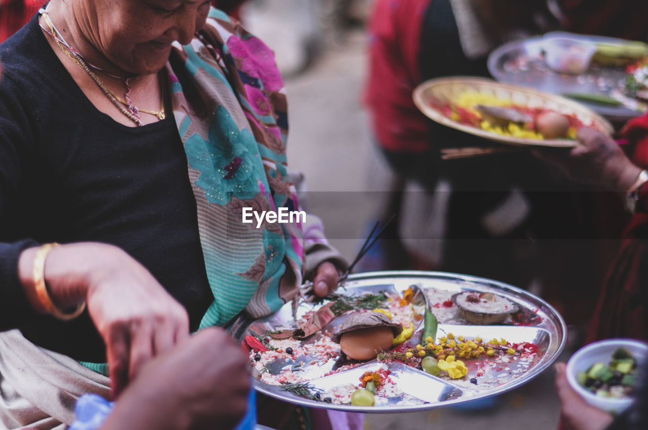 MIDSECTION OF MAN HOLDING FOOD