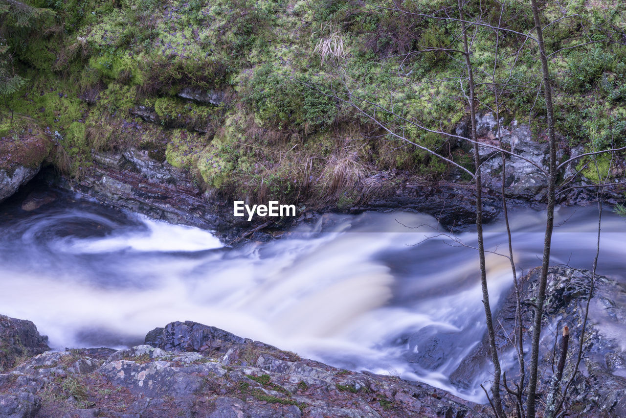 Scenic view of river flowing through rocks in forest. part of skinnarsågsfallet, kilsbergen.