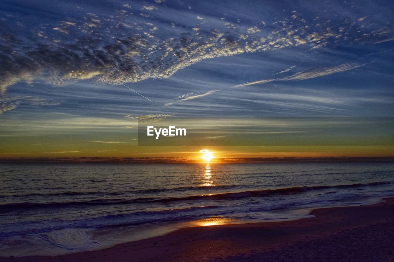 SCENIC VIEW OF SEA AGAINST SUNSET SKY