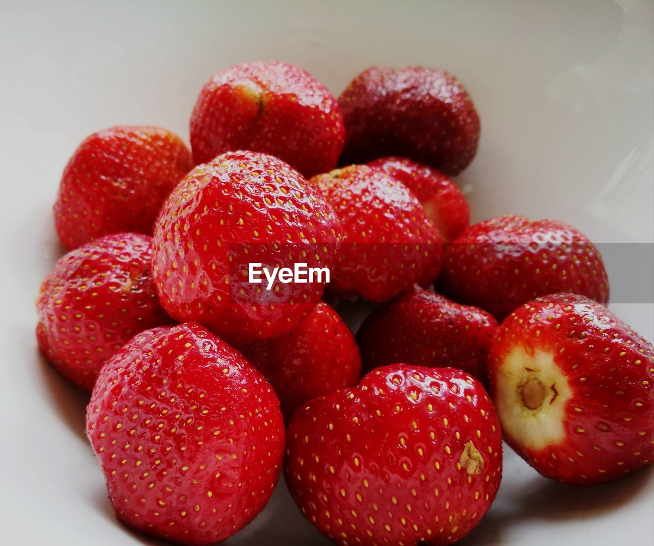 CLOSE-UP OF FRESH STRAWBERRIES