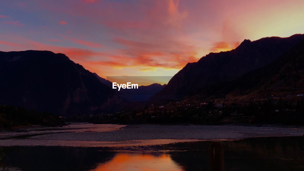 SCENIC VIEW OF LAKE BY MOUNTAINS AGAINST SKY