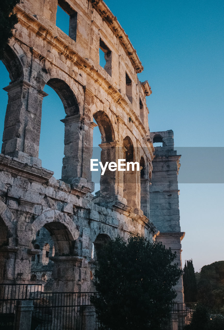 LOW ANGLE VIEW OF OLD RUIN AGAINST SKY