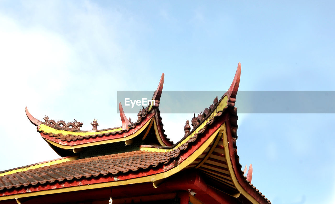 LOW ANGLE VIEW OF TEMPLE ROOF