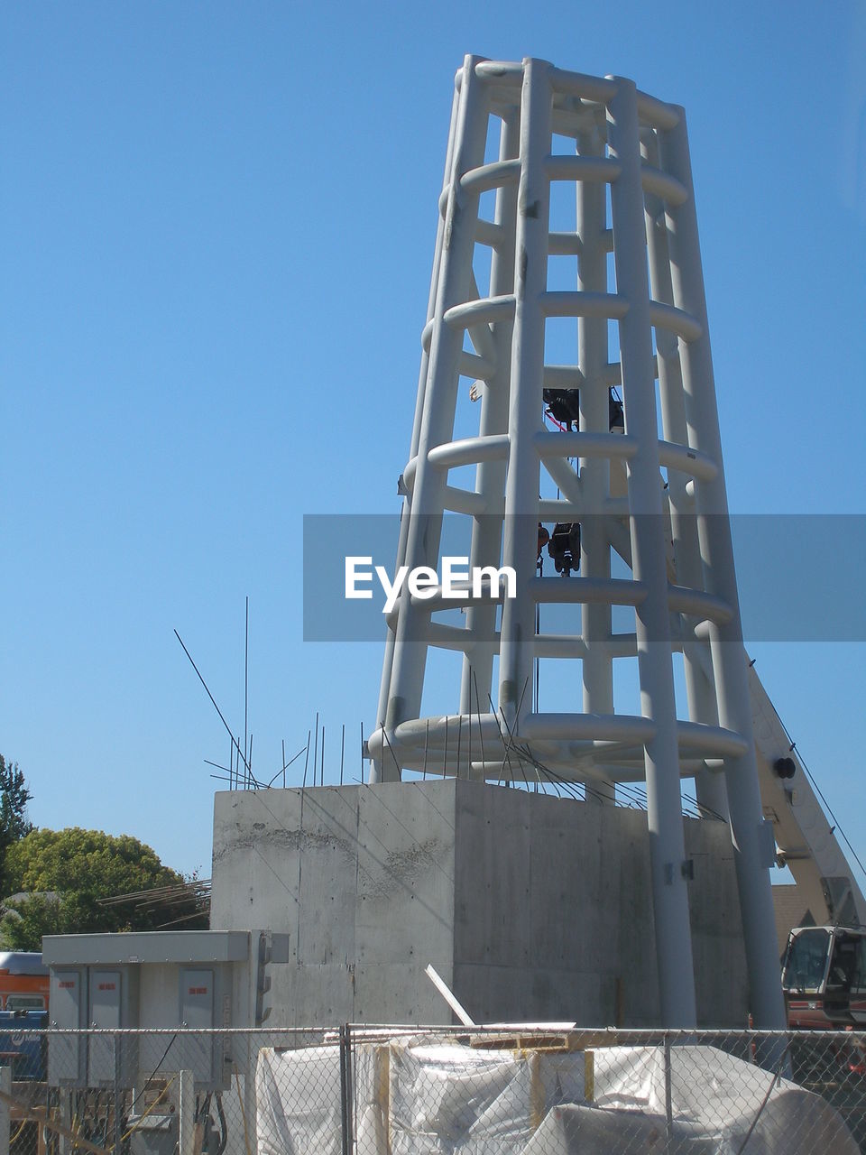 LOW ANGLE VIEW OF BUILDINGS AGAINST CLEAR BLUE SKY