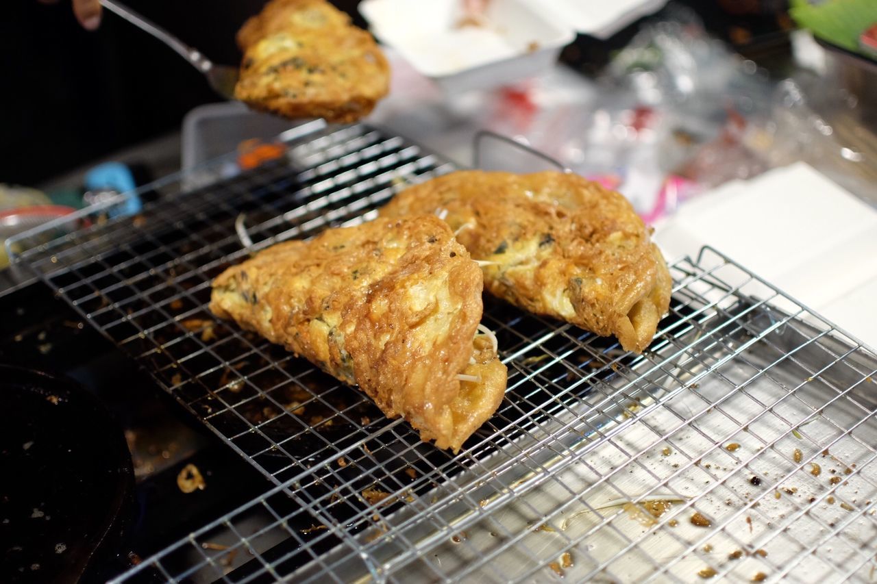 HIGH ANGLE VIEW OF MEAT IN BARBECUE GRILL