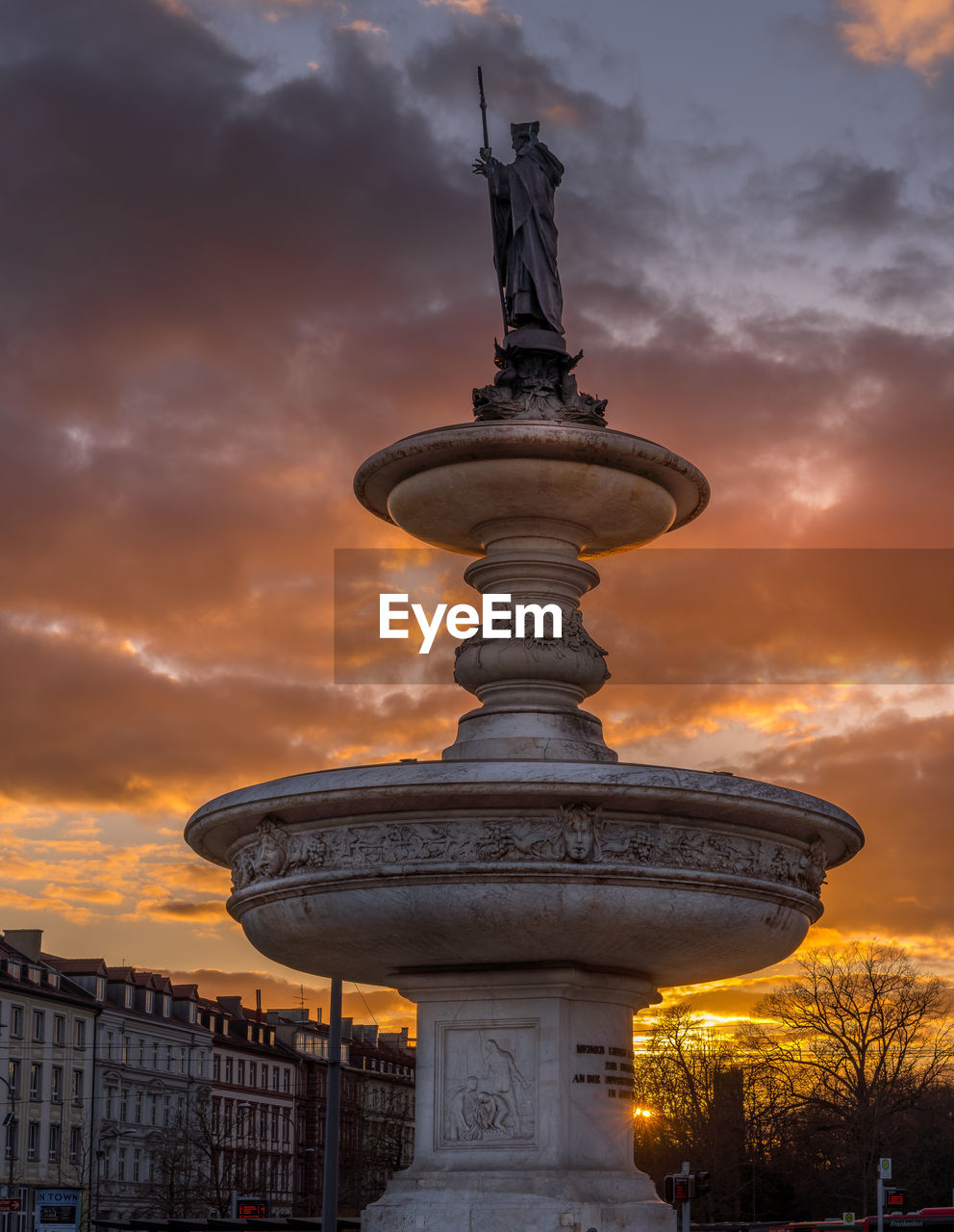 LOW ANGLE VIEW OF STATUE AGAINST SKY DURING SUNSET