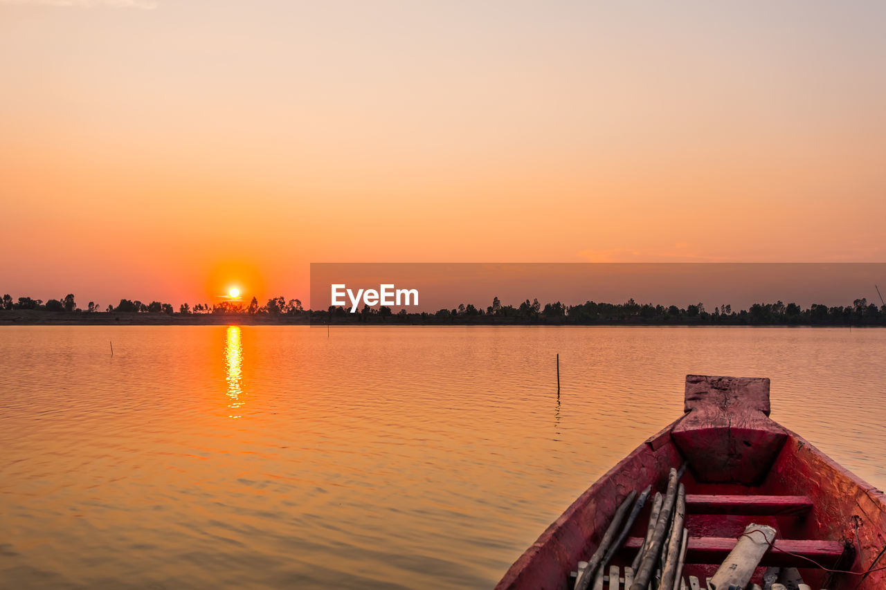 SCENIC VIEW OF LAKE AGAINST SKY AT SUNSET