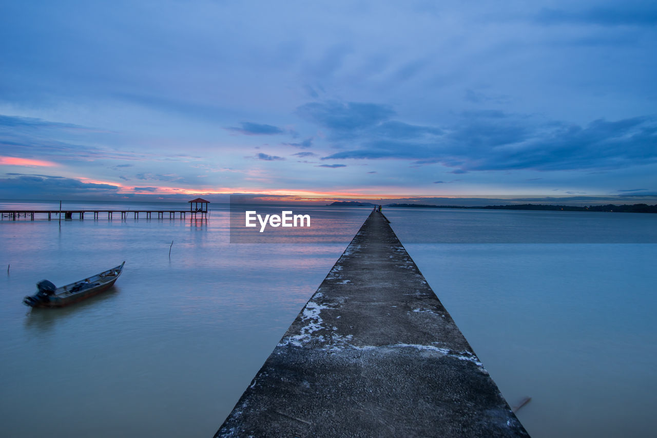 VIEW OF CALM SEA AT DUSK