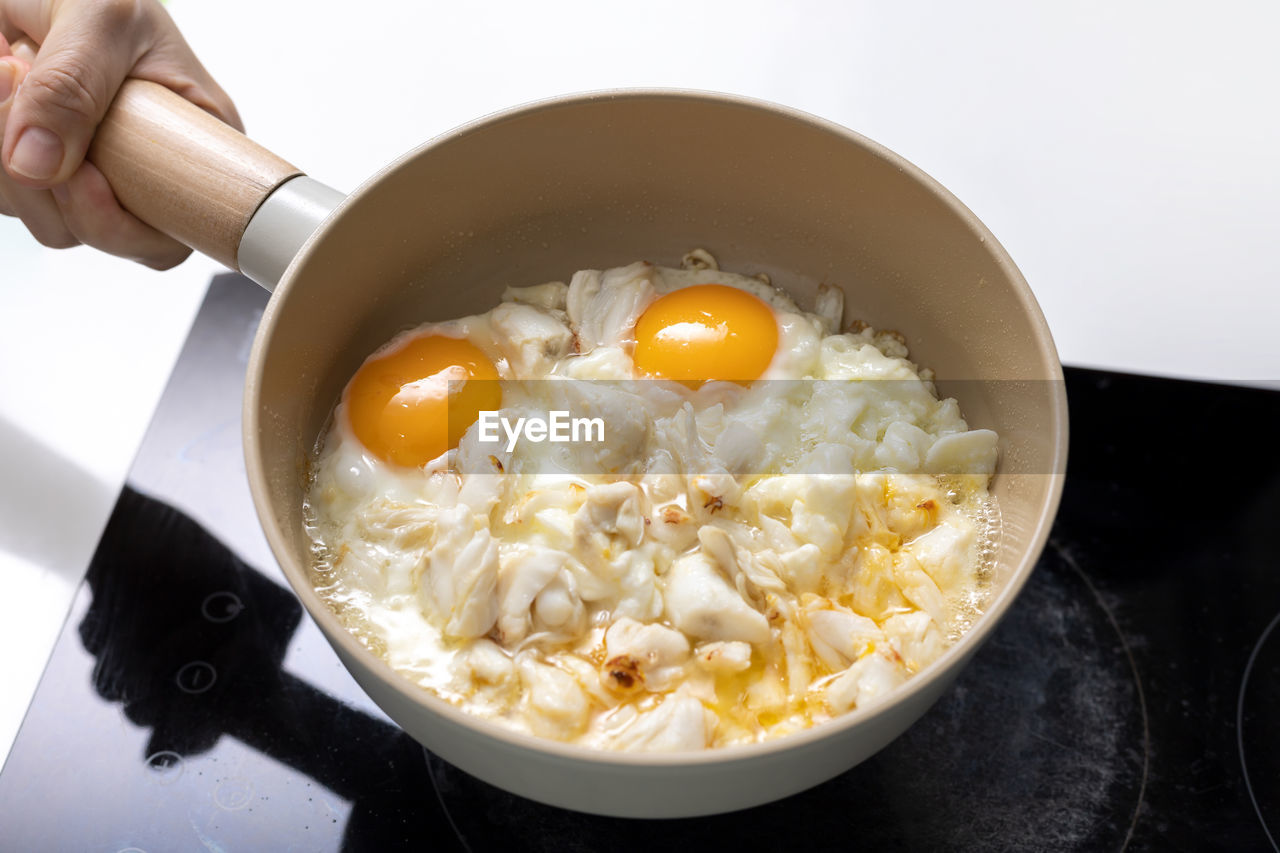 HIGH ANGLE VIEW OF BREAKFAST IN BOWL