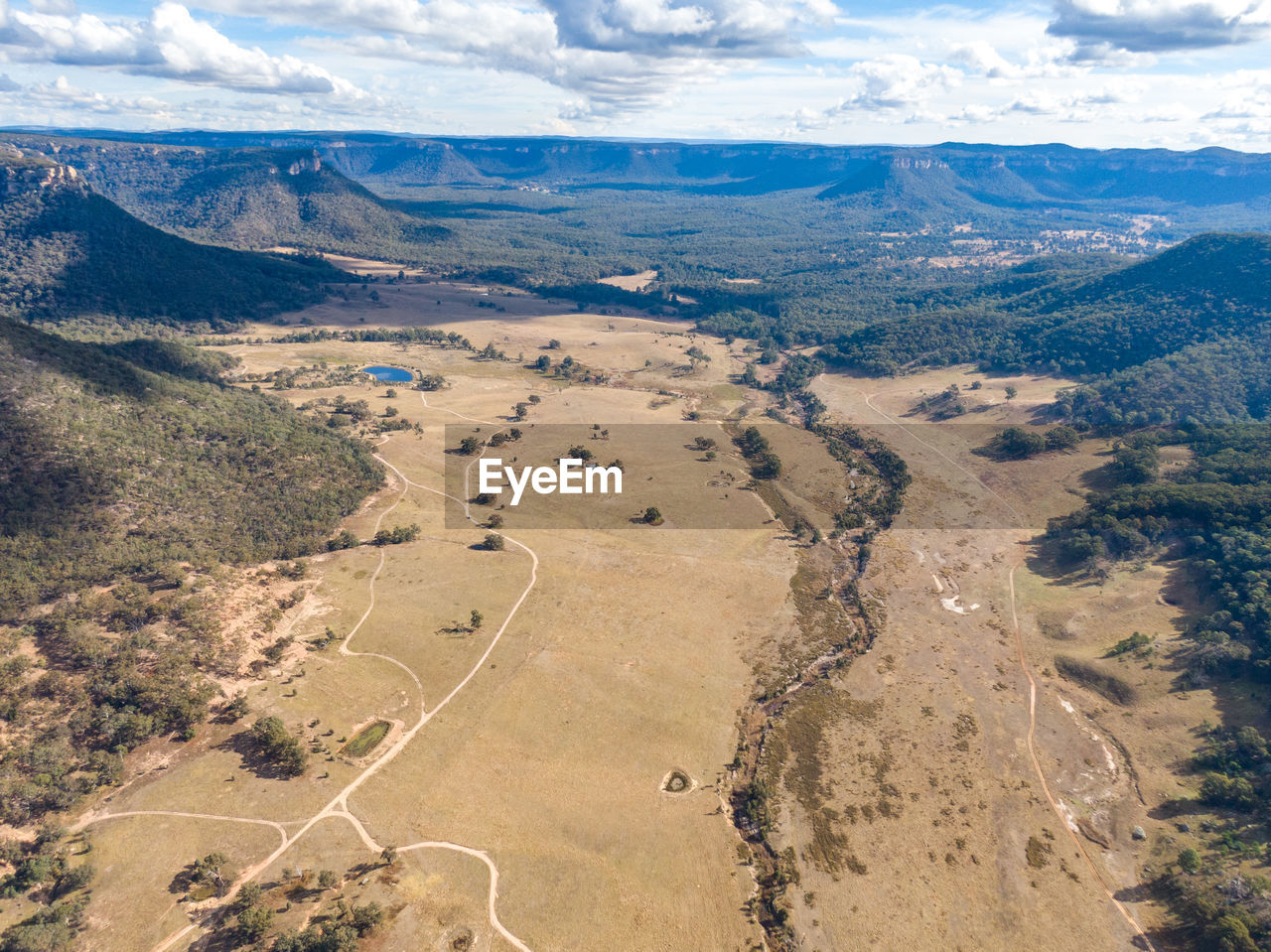 Drone view of wolgan valley, part of the blue mountains near sydney, new south wales, australia. 