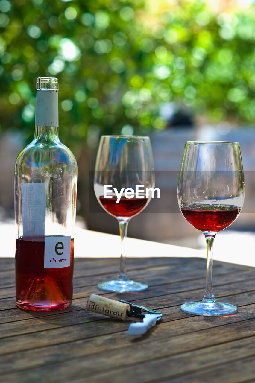 CLOSE-UP OF WINE GLASSES ON GLASS