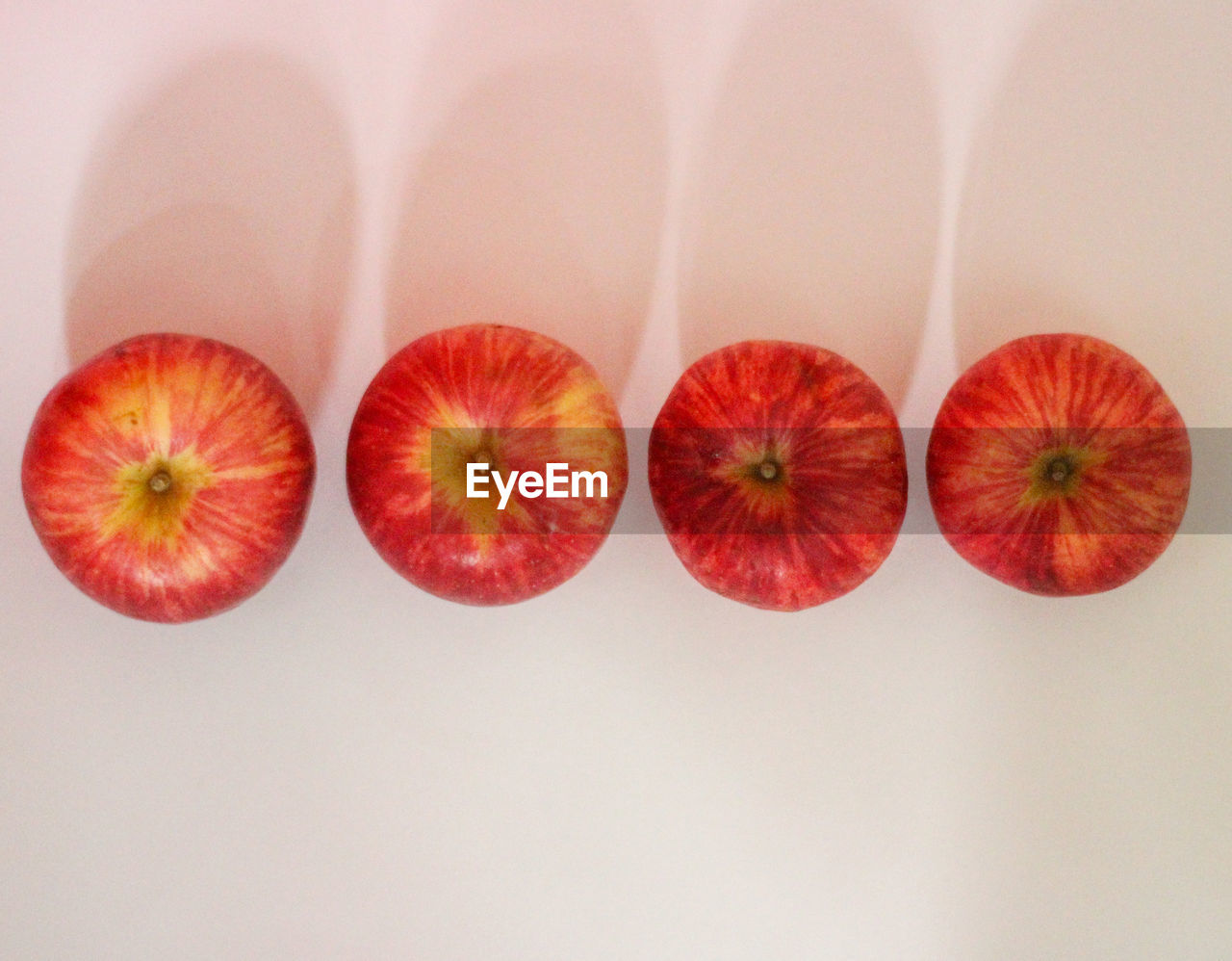 DIRECTLY ABOVE SHOT OF ORANGES ON TABLE AGAINST WHITE BACKGROUND