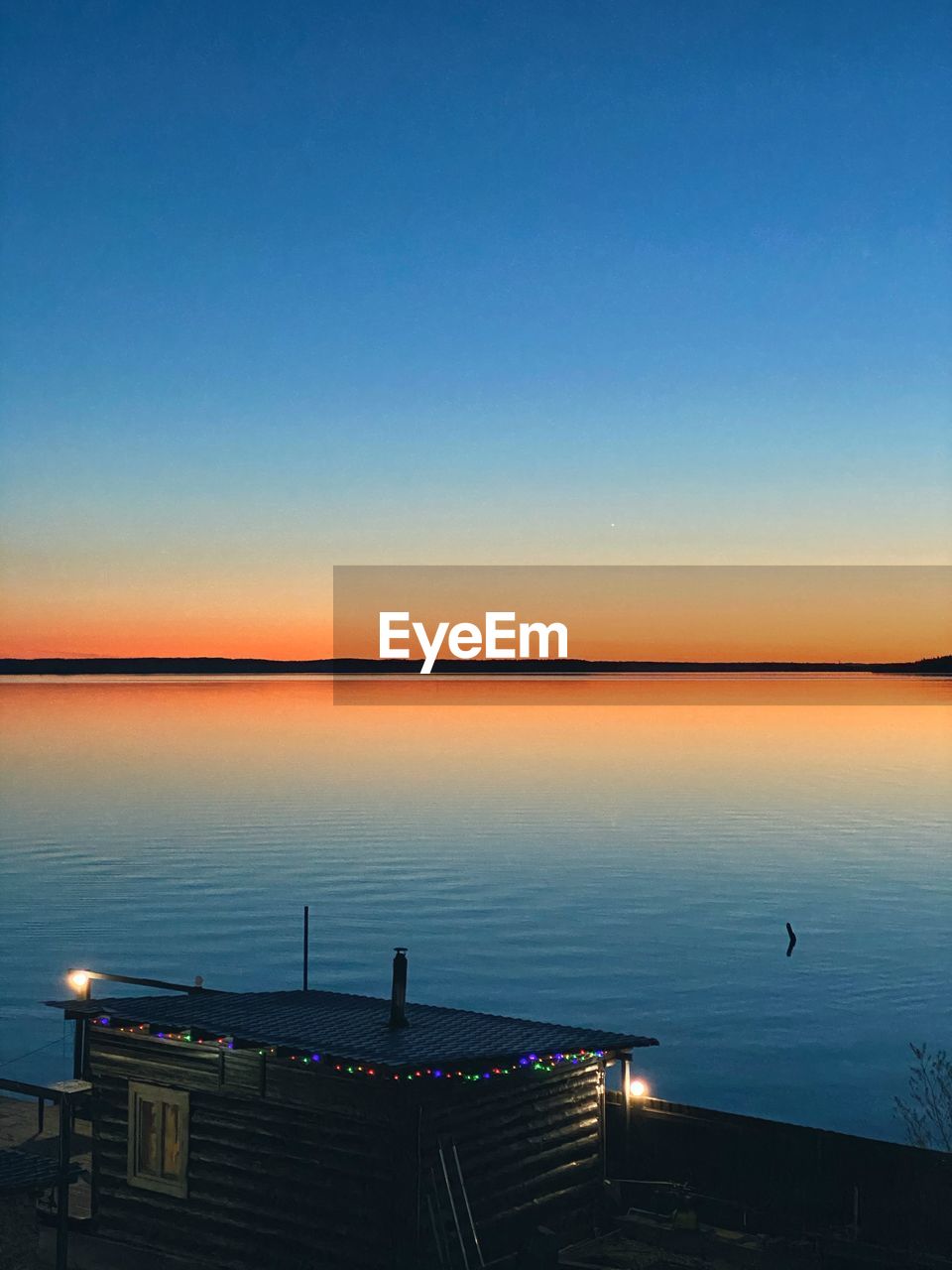 SCENIC VIEW OF SEA AGAINST CLEAR SKY AT DUSK