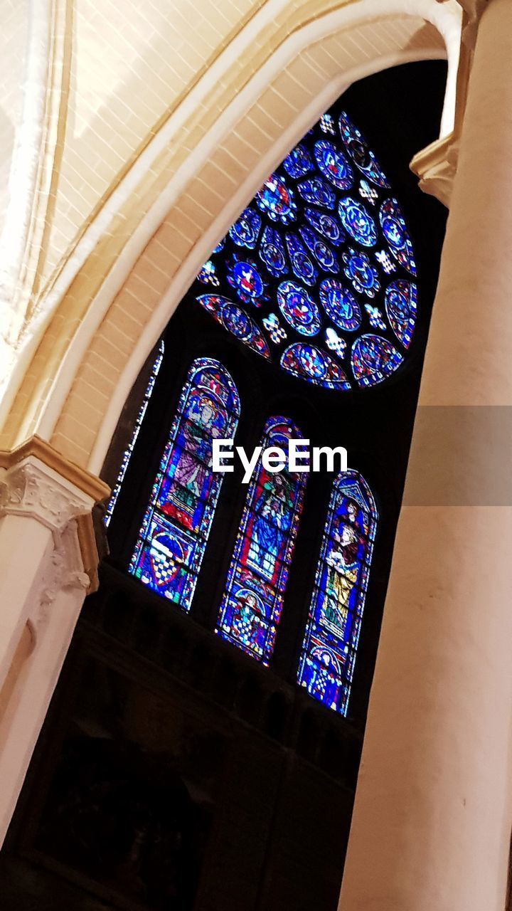 LOW ANGLE VIEW OF STAINED GLASS WINDOW IN TEMPLE