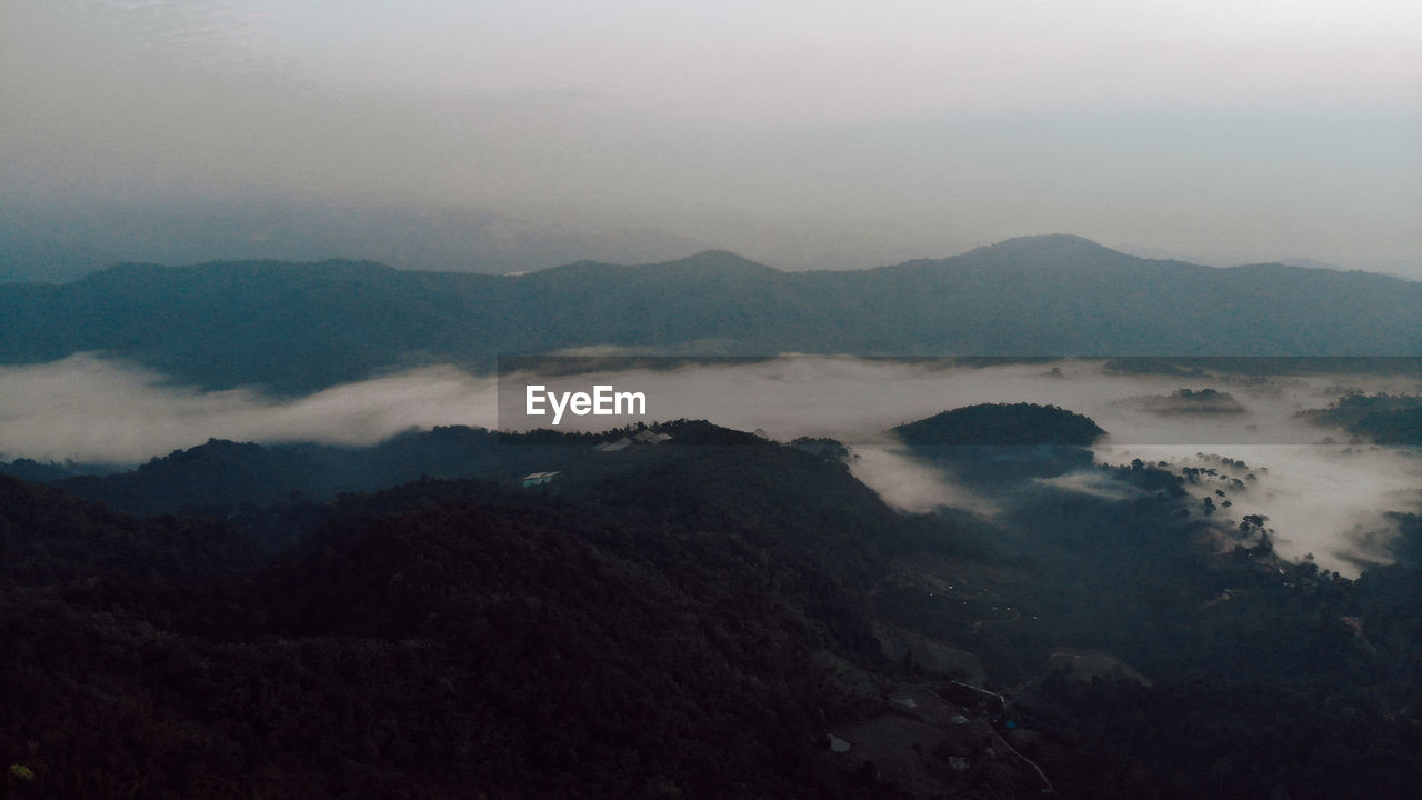 HIGH ANGLE VIEW OF MOUNTAIN AGAINST SKY