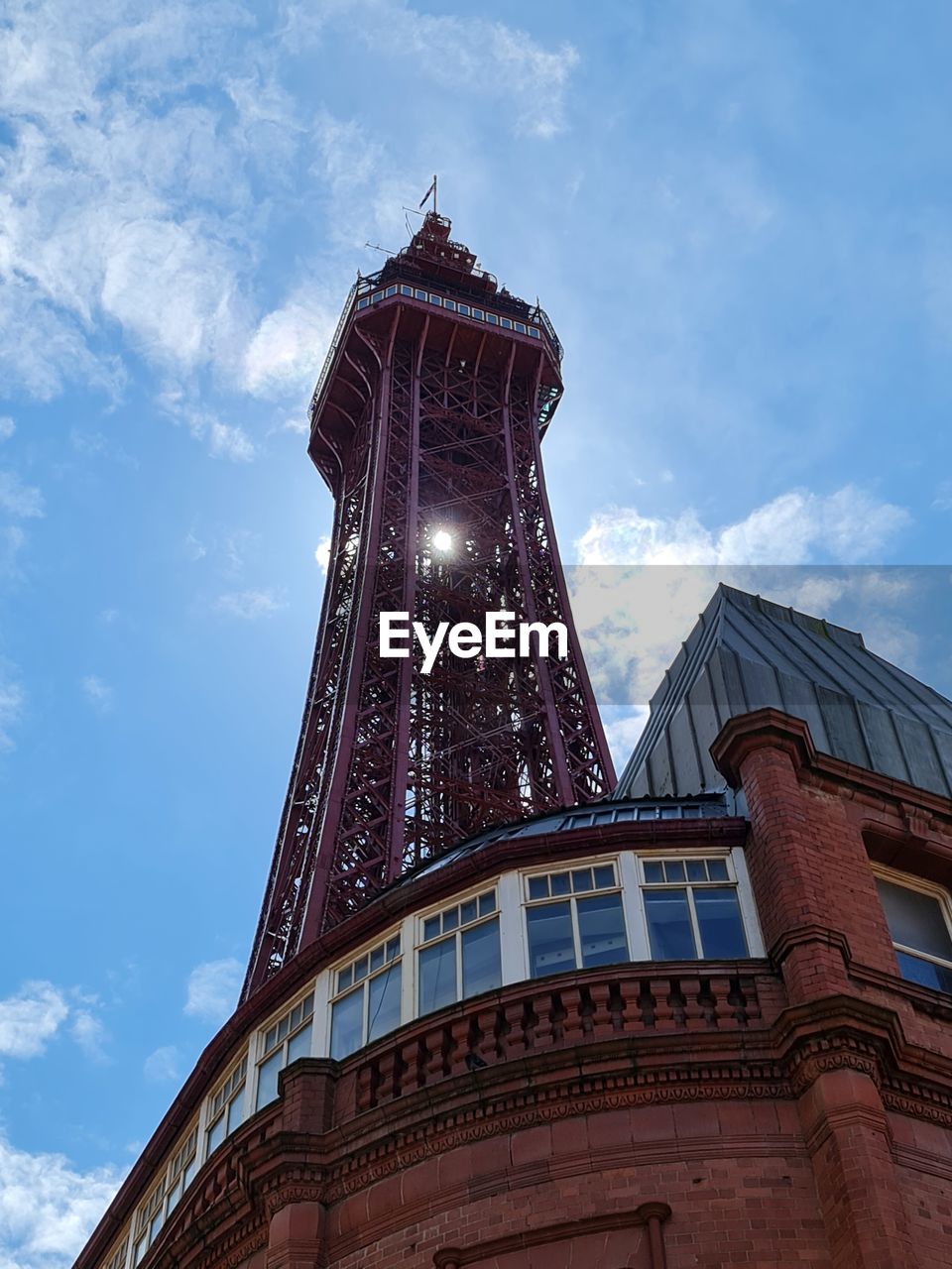 LOW ANGLE VIEW OF HISTORIC BUILDING AGAINST SKY