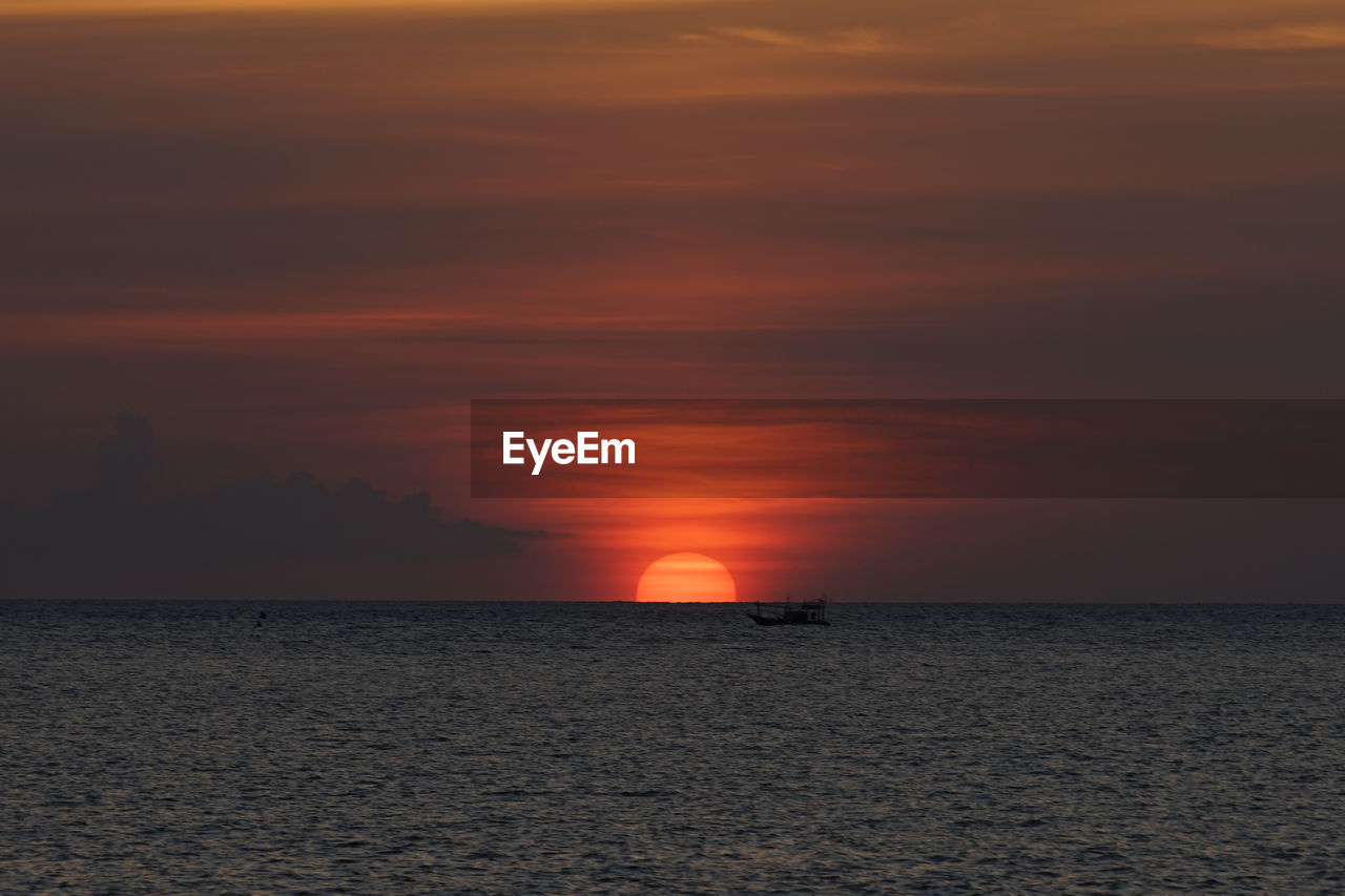 SCENIC VIEW OF SEA AGAINST SKY AT SUNSET