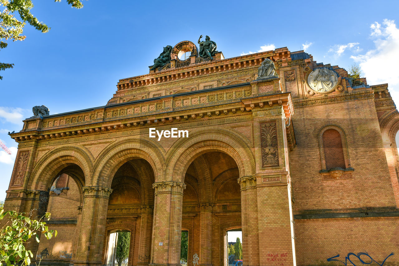 LOW ANGLE VIEW OF HISTORICAL BUILDING