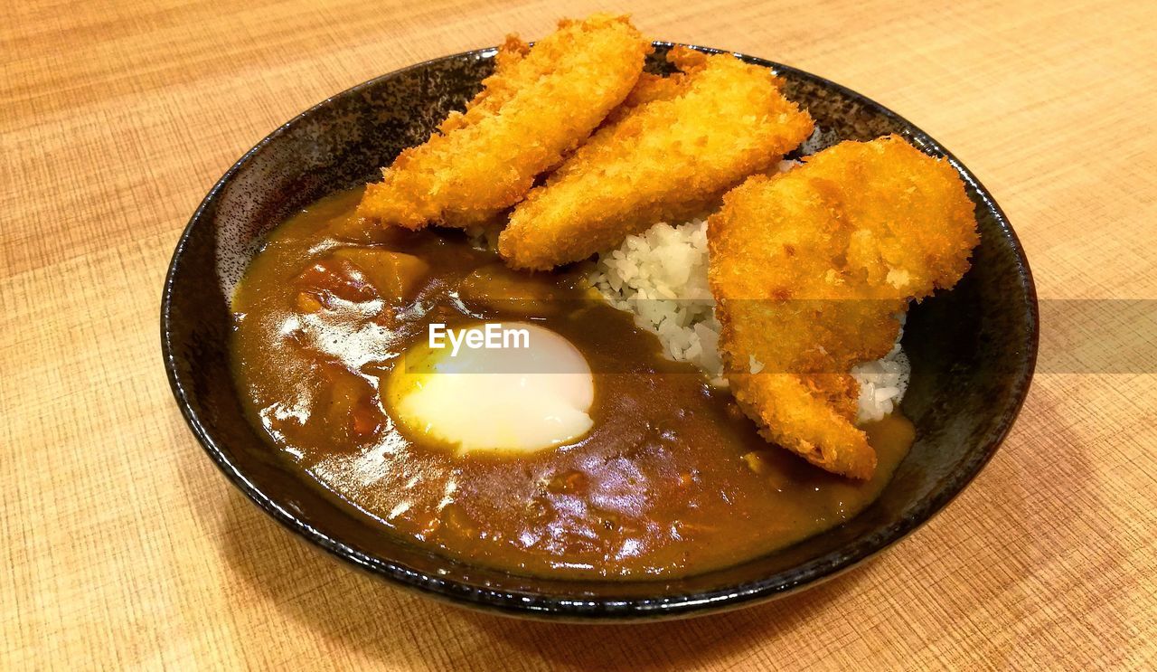 CLOSE-UP OF FOOD ON PLATE