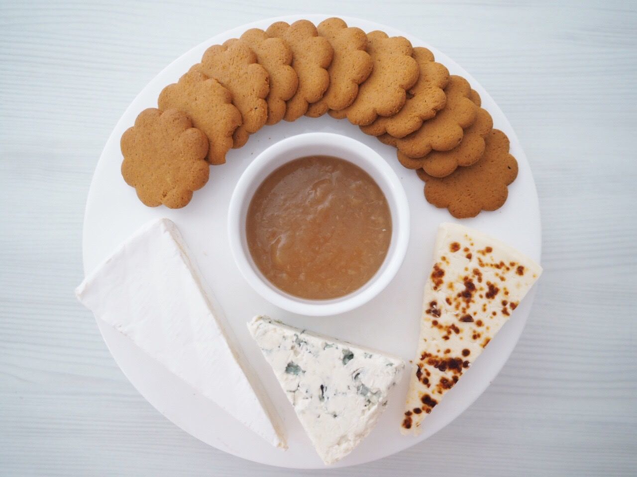 HIGH ANGLE VIEW OF FOOD IN PLATE ON TABLE
