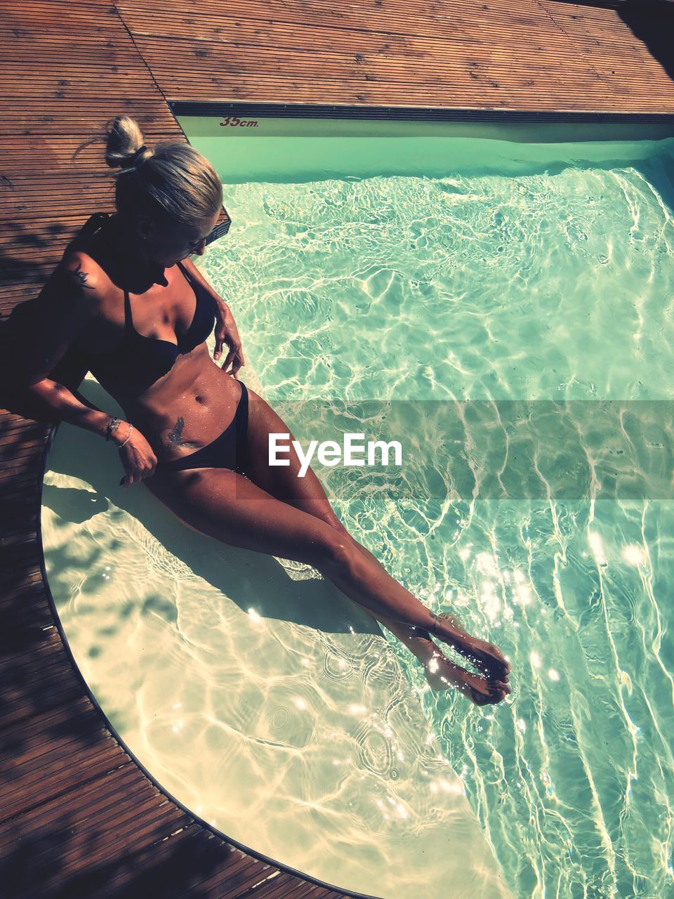 HIGH ANGLE VIEW OF WOMAN IN POOL