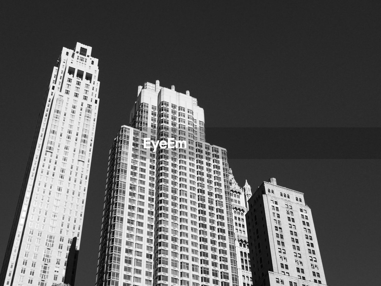 LOW ANGLE VIEW OF MODERN BUILDING AGAINST CLEAR SKY