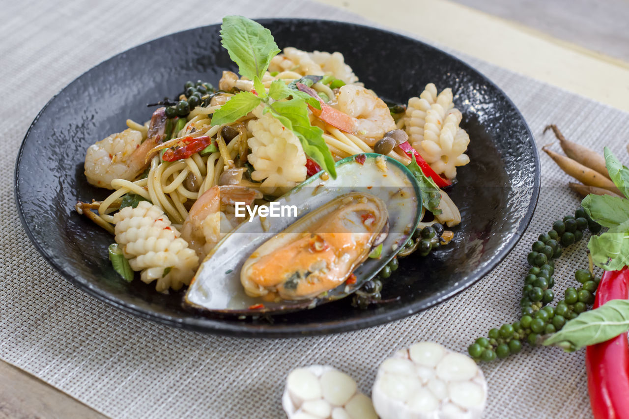 HIGH ANGLE VIEW OF FRESH SALAD IN PLATE ON TABLE