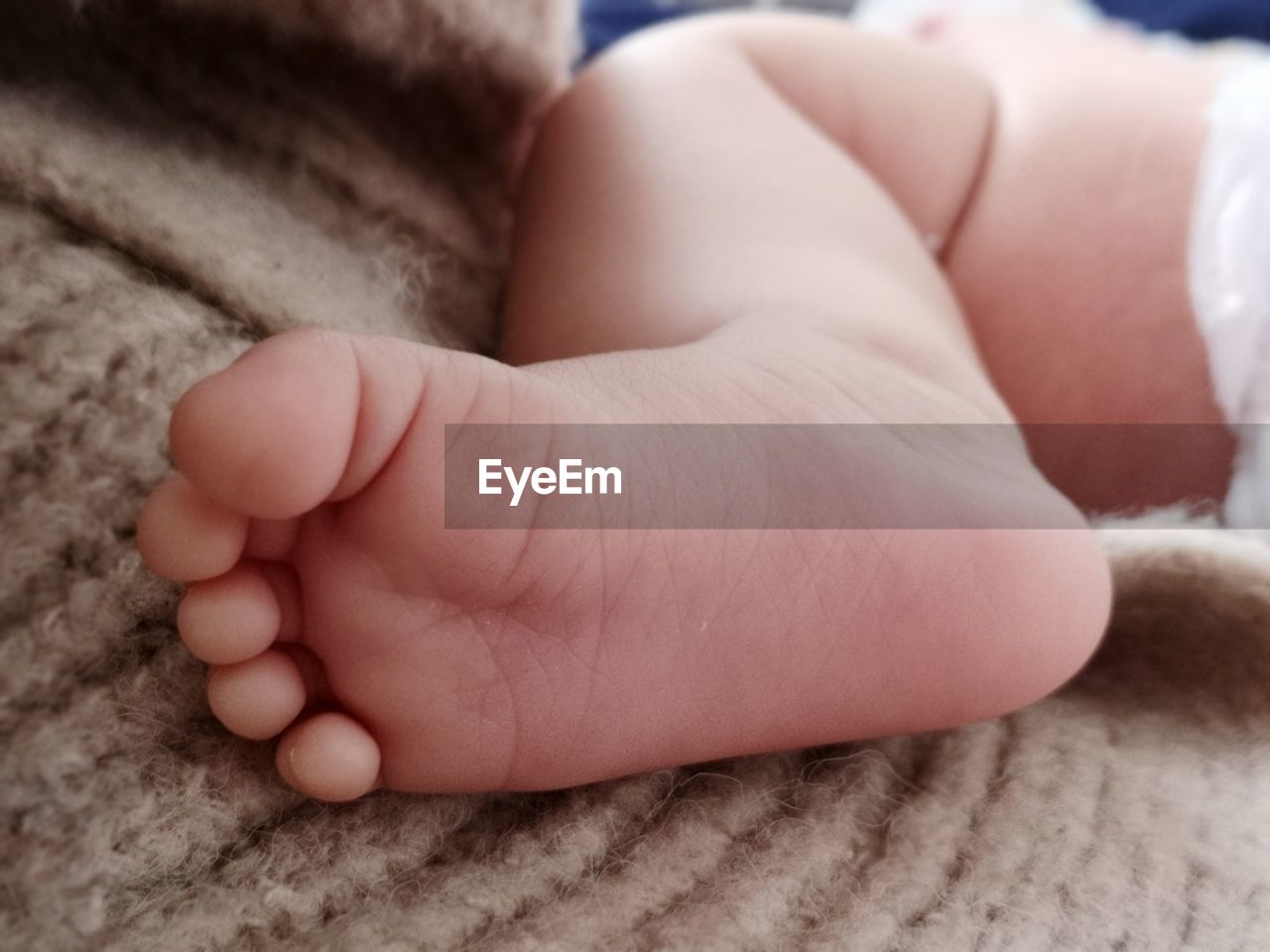 CLOSE-UP OF BABY FEET