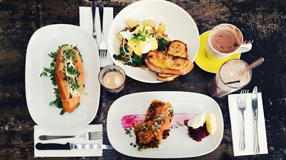HIGH ANGLE VIEW OF FOOD IN PLATE