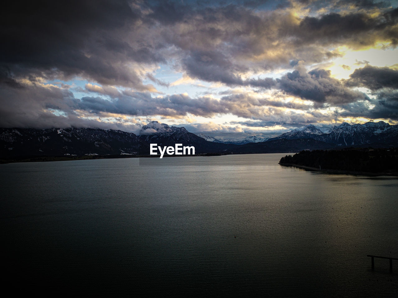 SCENIC VIEW OF LAKE AGAINST CLOUDY SKY