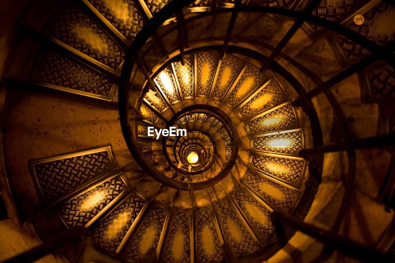 LOW ANGLE VIEW OF SPIRAL STAIRCASE IN BUILDING