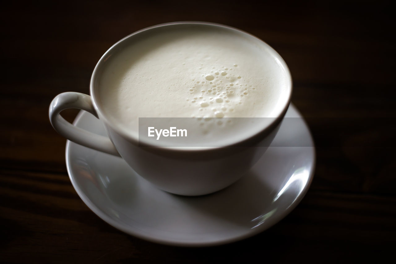 HIGH ANGLE VIEW OF COFFEE IN CUP