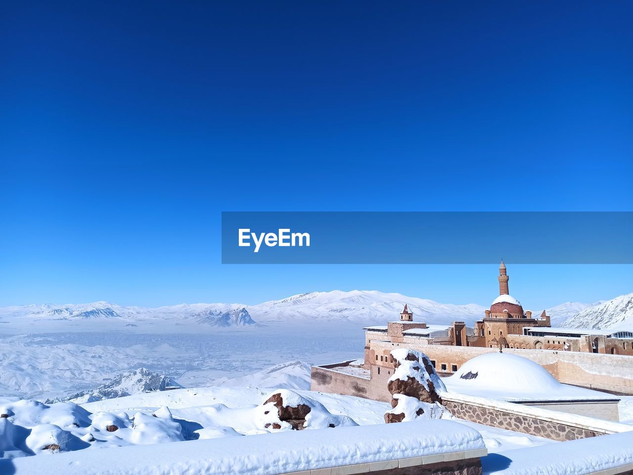 PANORAMIC VIEW OF BUILDINGS AGAINST BLUE SKY