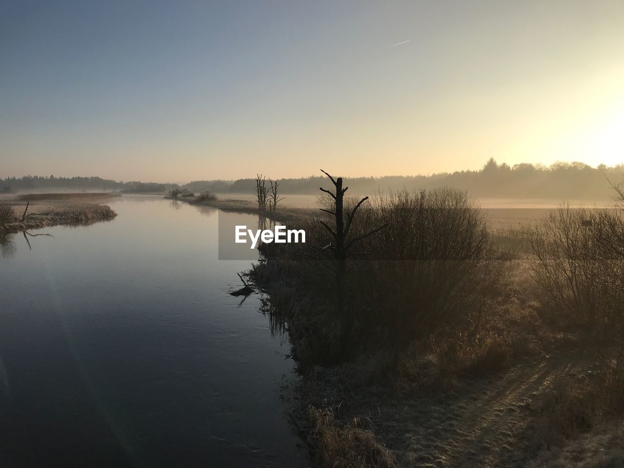 PANORAMIC VIEW OF LAKE AGAINST SKY