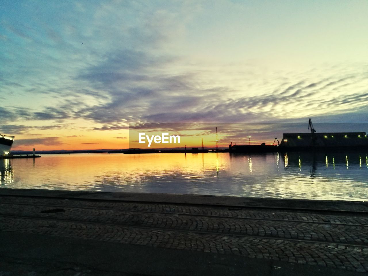 VIEW OF LAKE AGAINST SKY DURING SUNSET