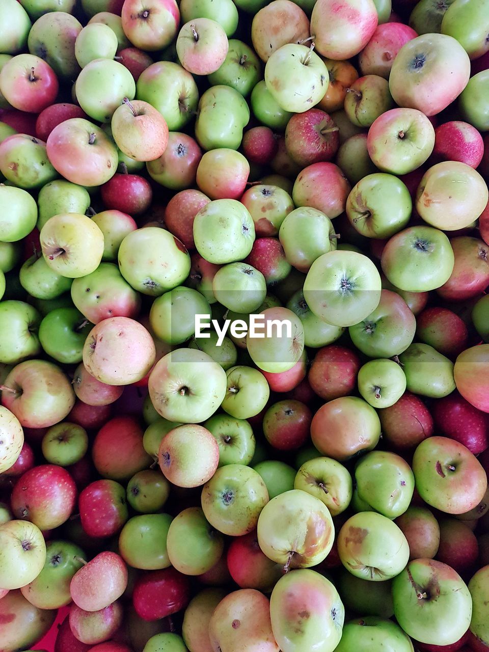 FULL FRAME SHOT OF APPLES