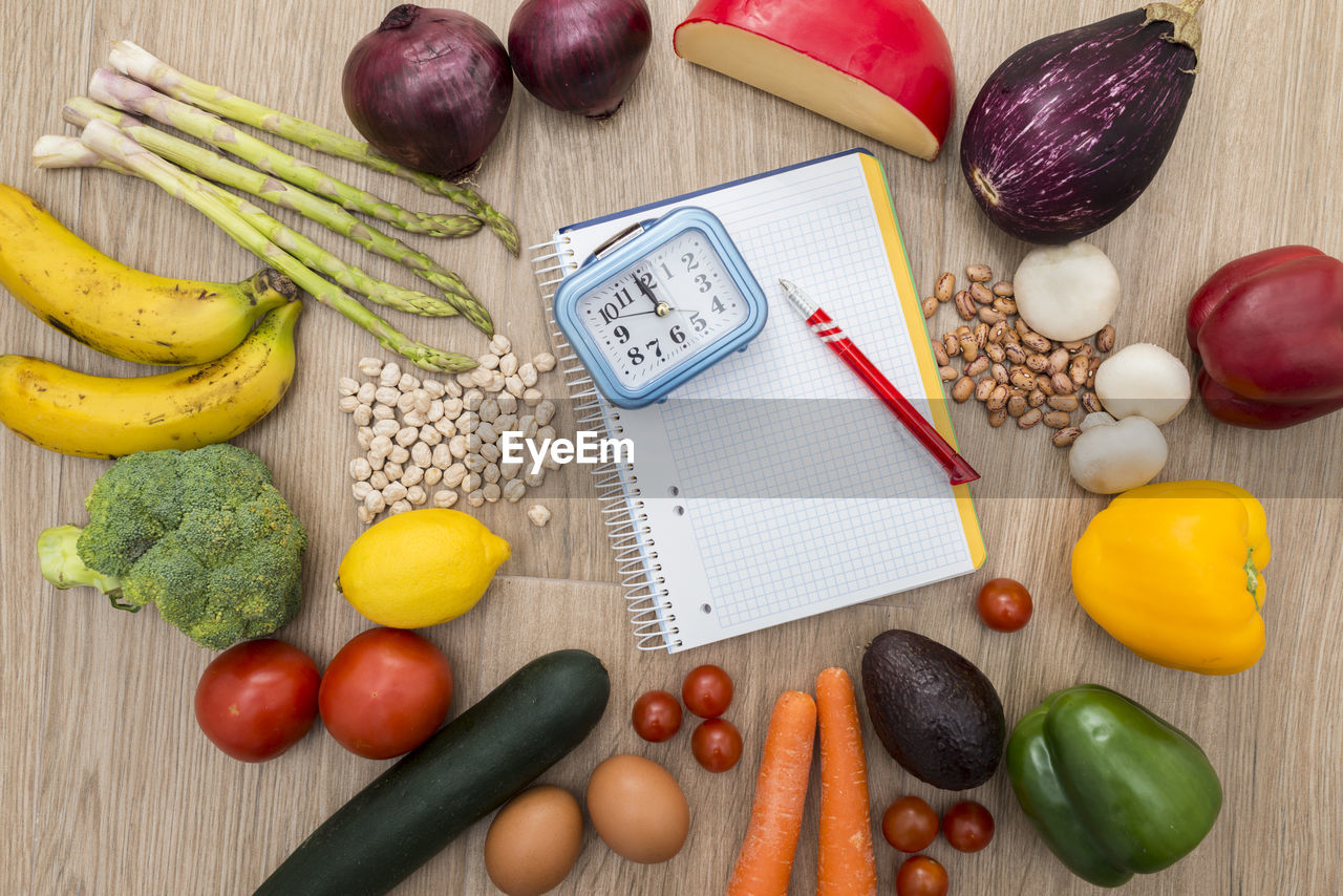 HIGH ANGLE VIEW OF VEGETABLES ON CUTTING BOARD