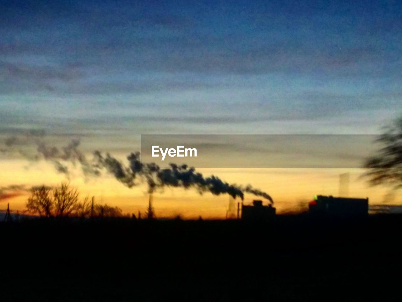 SCENIC VIEW OF SILHOUETTE FIELD AGAINST SKY AT SUNSET